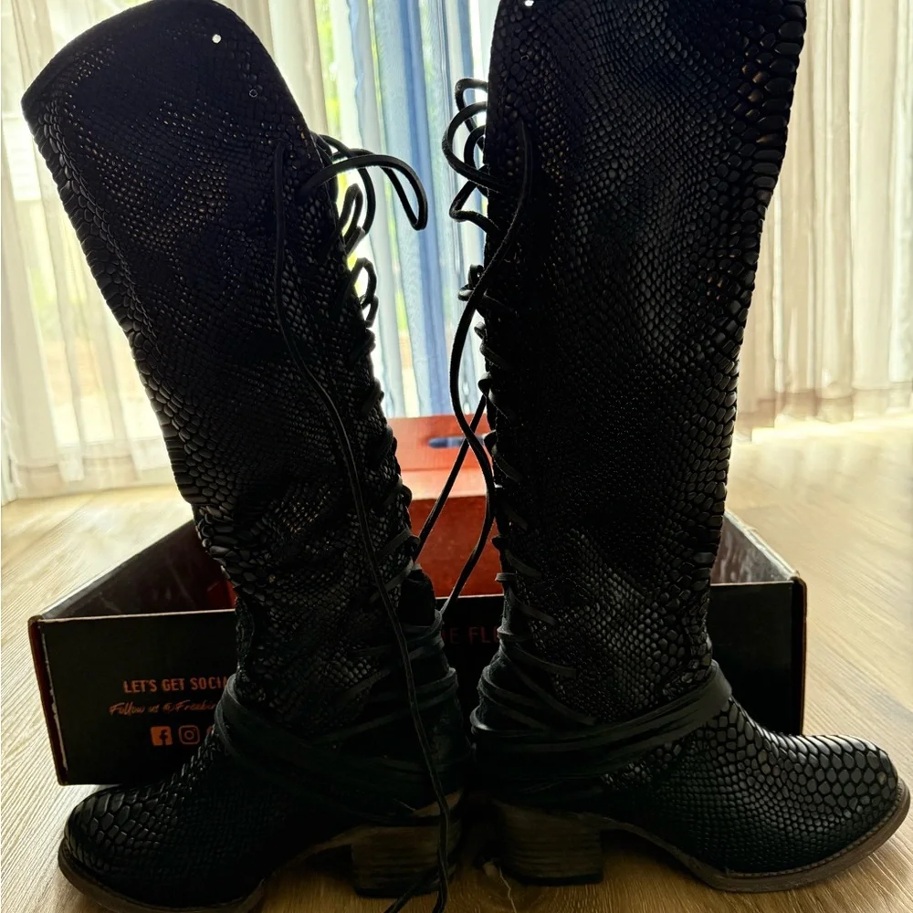 Freebird Coal black Snake - Picture 3 of 9